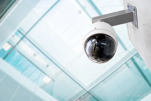 Güvenlik, Cctv kamera ofis binası — Stok fotoğraf