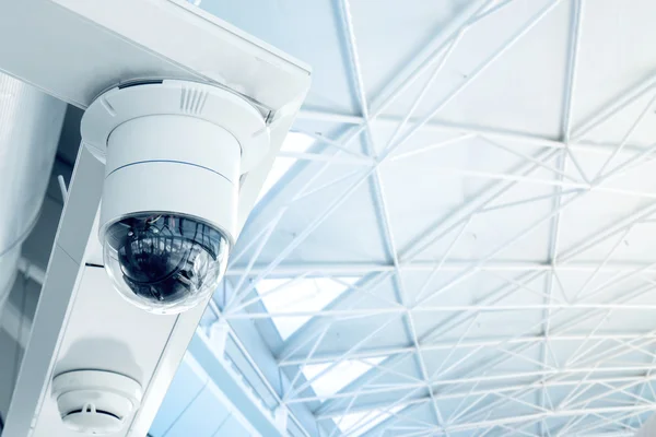Segurança, câmera de CCTV no prédio de escritórios — Fotografia de Stock