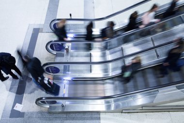 Rush Hour tren istasyonunda, Londra, İngiltere'de yürüyen merdiven üzerinde yürüme hareketi iş adamları bulanıklık