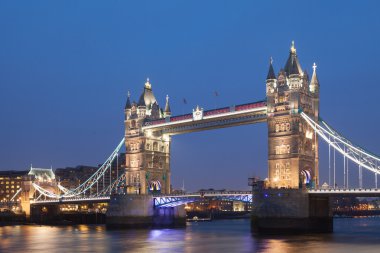 Tower Bridge, Londra İngiltere geceleri
