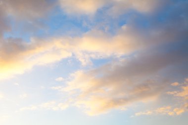 Yaz aylarında bulutla açık ve günbatımı gökyüzü