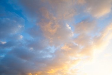 Yaz aylarında bulutla açık ve günbatımı gökyüzü