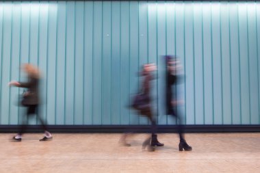 Londra tren metro istasyonu bulanıklık insanlar hareket acele saat