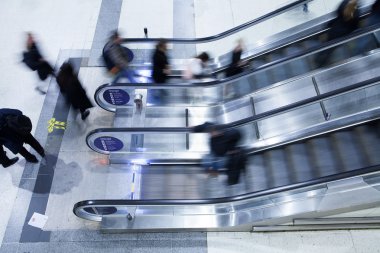 Rush Hour tren istasyonunda, Londra, İngiltere'de yürüyen merdiven üzerinde yürüme hareketi iş adamları bulanıklık