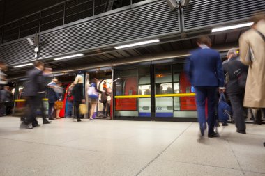İnsanların acele saat hareket, Londra tren istasyonu