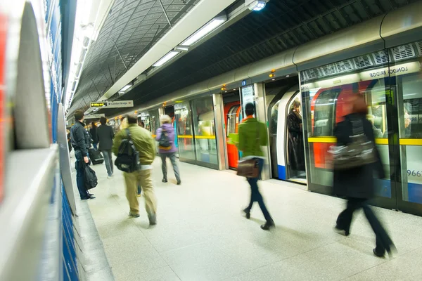 Londýnské vlak metra stanice chumel lidí hnutí v dopravní špičce, v — Stock fotografie