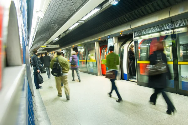 Londra tren tüp acele saat içinde bulanıklık insanlar hareket istasyonu 