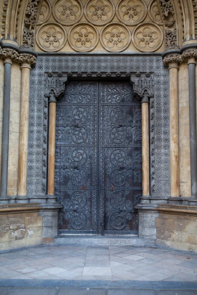 Tür mit rostigem Blumenmetall auf Westminster Abbey, london, engla — Stockfoto