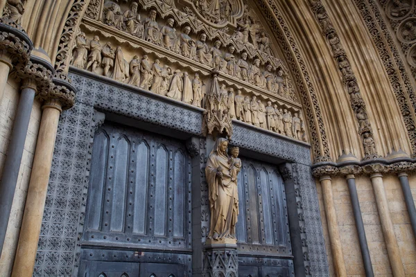 Porte avec métal floral rouillé sur l'abbaye de Westminster, Londres, Engla — Photo