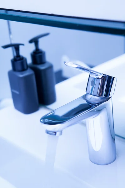Капля воды из крана в ванной комнате — стоковое фото