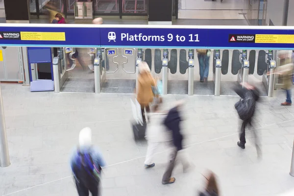 Stazione della metropolitana di Londra Sfocatura movimento delle persone nelle ore di punta — Foto Stock
