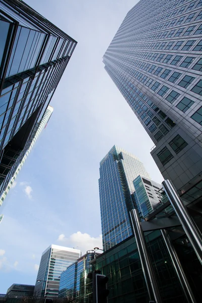 Fenster eines Geschäftshauses im Wolkenkratzer, Firmengebäude in London — Stockfoto