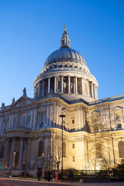 Millennium bridge en St. Paul de kathedraal, Londen, Verenigd Koninkrijk — Stockfoto