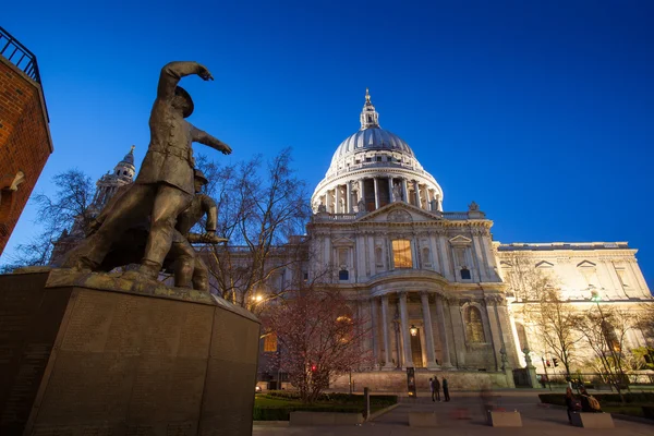 Millennium bridge en St. Paul de kathedraal, Londen, Verenigd Koninkrijk — Stockfoto