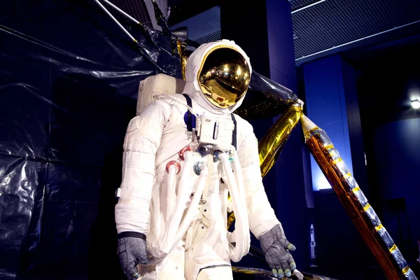 宇航员和宇宙飞船阿波罗 — 图库照片