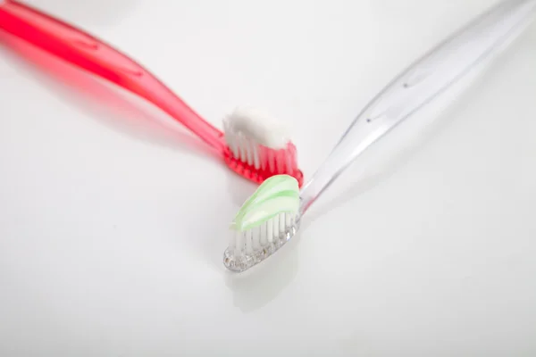 Зубная щетка в стекле на белом фоне — стоковое фото