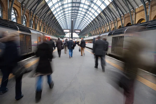 Movimentazione delle persone nelle ore di punta, stazione ferroviaria di Londra — Foto Stock