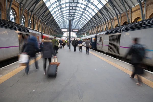 Movimentazione delle persone nelle ore di punta, stazione ferroviaria di Londra — Foto Stock