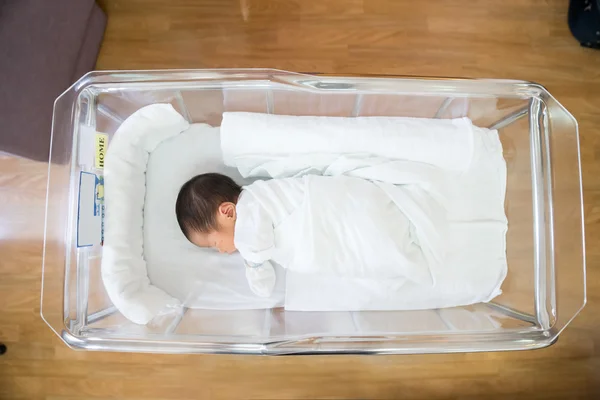 Bebê recém-nascido no quarto do hospital — Fotografia de Stock