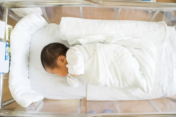 Newborn baby in the hospital room — Stock Photo, Image