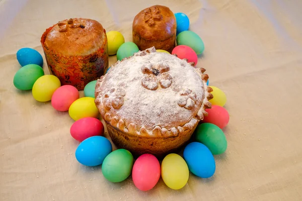 Paskalya kek ve Paskalya yumurtaları