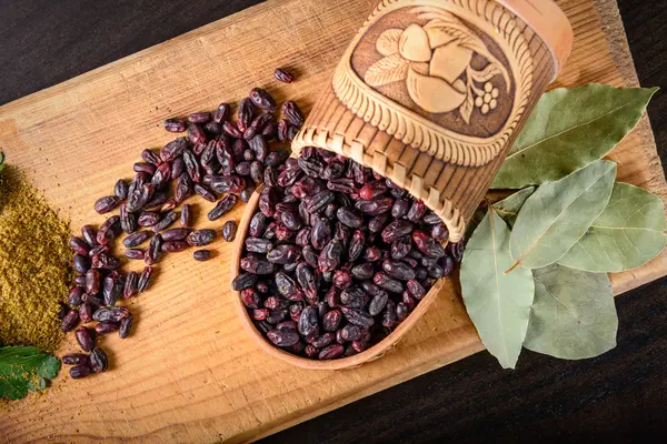 Ahşap bir tahta üzerinde Barberry natürmort
