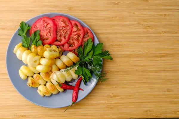 Domates ve patates. Baharat. Seramik plaka üzerinde. Rustik.