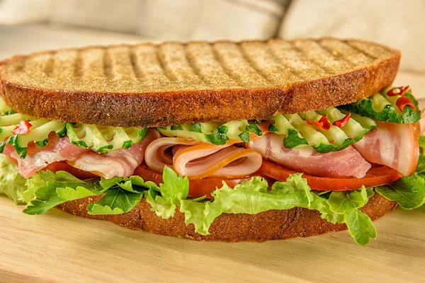 İştah açıcı sandviç ham domates salatalık salatası ile. 