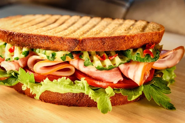 İştah açıcı sandviç ham domates salatalık salatası ile.