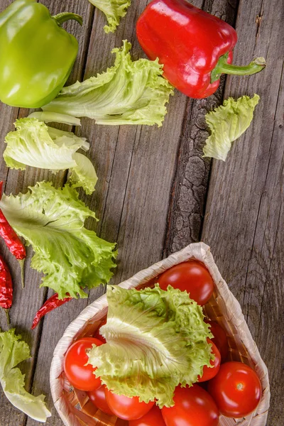 Sebze ahşap kurullarında. biber, domates, marul. 