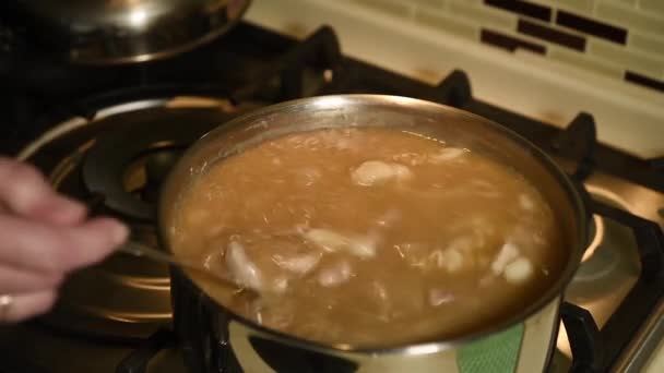 Cozinhar comida. Carne de goulash. Fervura. Vapor vem . — Vídeo de Stock