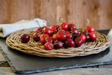 Olgun kırmızı kiraz. sepet. Yönetim Kurulu. arka plan ağaç