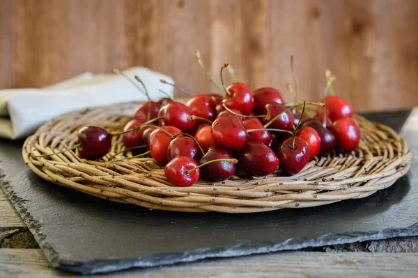Olgun kırmızı kiraz. sepet. Yönetim Kurulu. arka plan ağaç