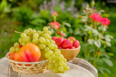 Doğal zemin üzerine taze sulu meyve