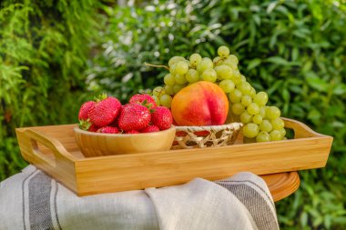 Doğal zemin üzerine taze sulu meyve