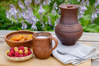 Çanak çömlek ahududu kayısı süt. Rustik. 