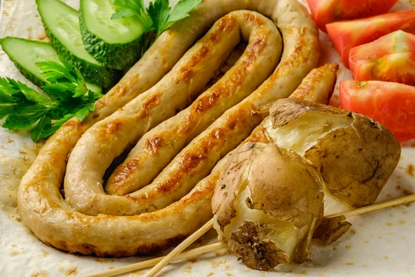 Tavuk sosis. Haşlanmış patates. Sebze.