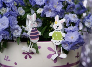 Paskalya dekorasyon nesnesi, bir çiftlik, mor çiçekler, tavşanlar