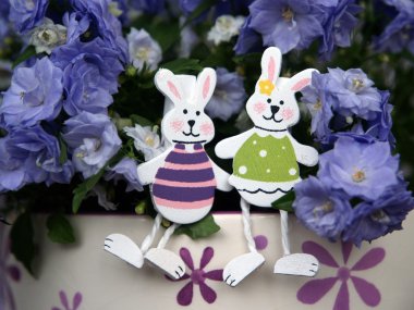 Paskalya dekorasyon nesnesi, bir çiftlik, mor çiçekler, tavşanlar