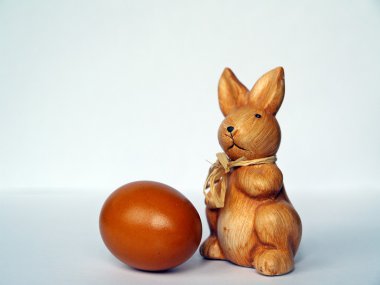 Paskalya dekorasyon: doğal renkli tavşan, yumurta