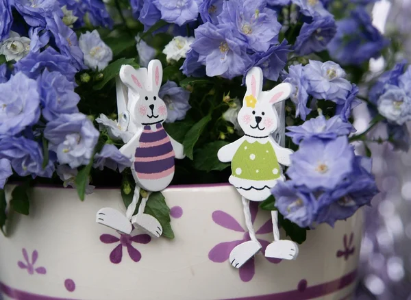 Paskalya dekorasyon nesnesi, bir çiftlik, mor çiçekler, tavşanlar