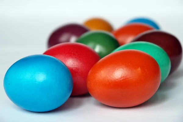 Ovos de Páscoa coloridos em um fundo neutro — Fotografia de Stock