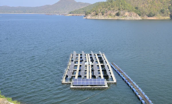 Paneles de energía solar en un lago Imagen de archivo