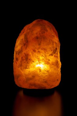 Siyah arka plan üzerine tuz lambası