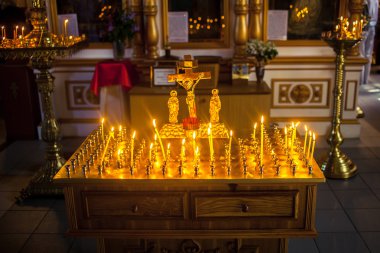 çapraz Altar ve mumlar Hıristiyan Kilisesi