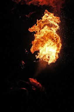 Yangın nefes performans sanatçısı ateş 