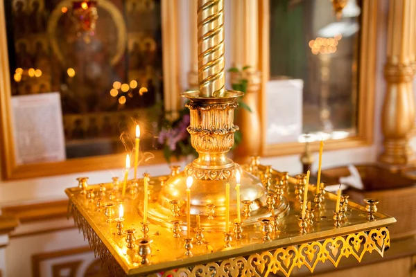 Altar con cruz y velas en la Iglesia Cristiana —  Fotos de Stock