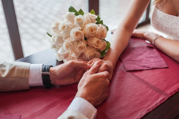 Наречений і наречений тримаються один за одного в кафе — стокове фото
