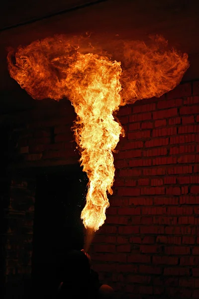 Artista de fuego realizando respiración de fuego — Foto de Stock