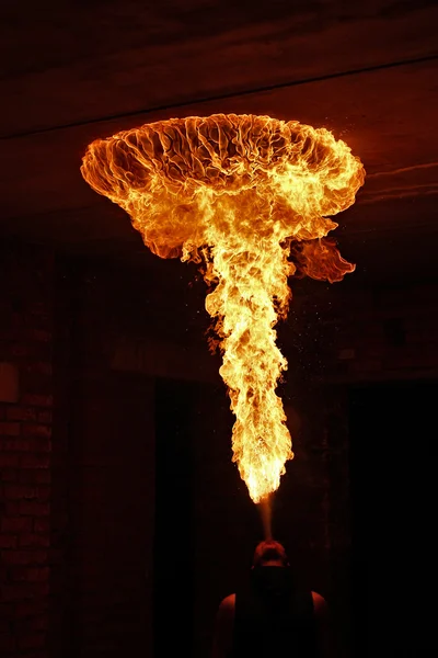 Φωτιά καλλιτέχνη που εκτελεί φωτιά αναπνοή — Φωτογραφία Αρχείου